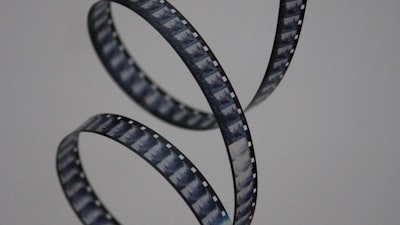 现代都市爱情剧《月光下的约定》海报，男女主角浪漫对视